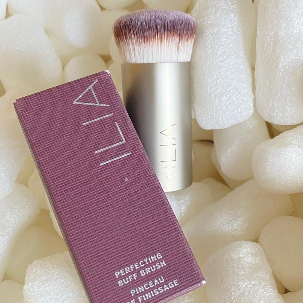 ILIA buff brush